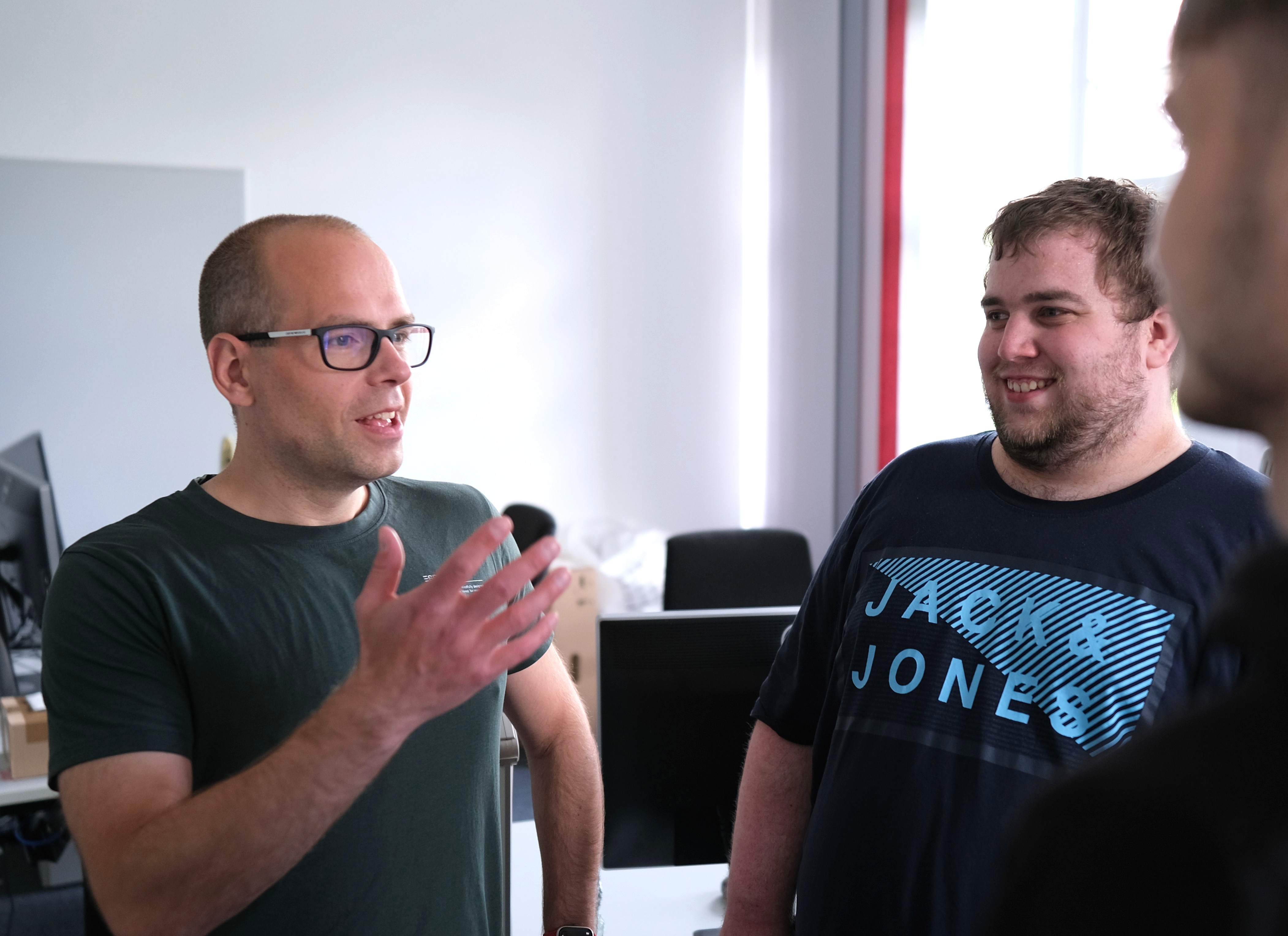 conLeos Mitarbeiter in einer technischen Besprechung